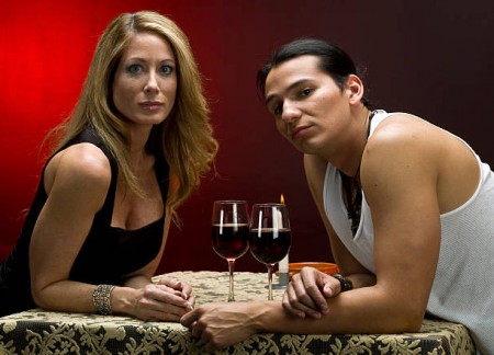 femme cougar avec un jeune homme