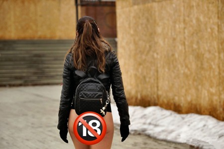 femme exhibe dans la rue
