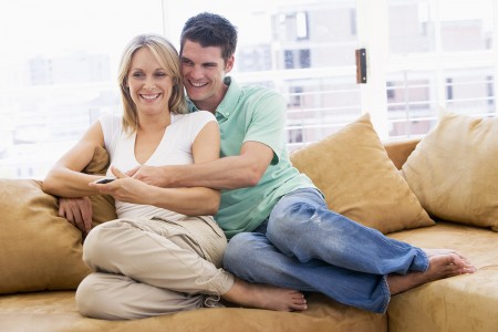 femme plus âgée et jeune homme