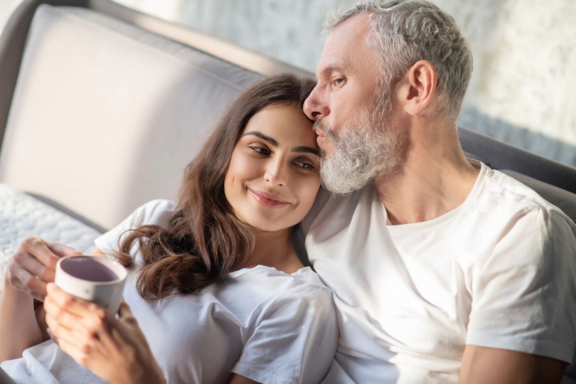Pour quelles raisons les couples avec une grande différence d'âge sont-ils plus nombreux ?